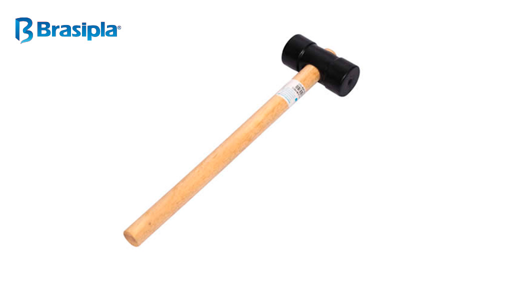 MARTELO BRASIPLA DE BORRACHA CABO MADEIRA 40MM COR PRETO.