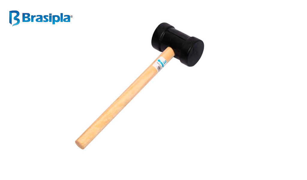 MARTELO BRASIPLA DE BORRACHA CABO MADEIRA 60MM COR PRETO.